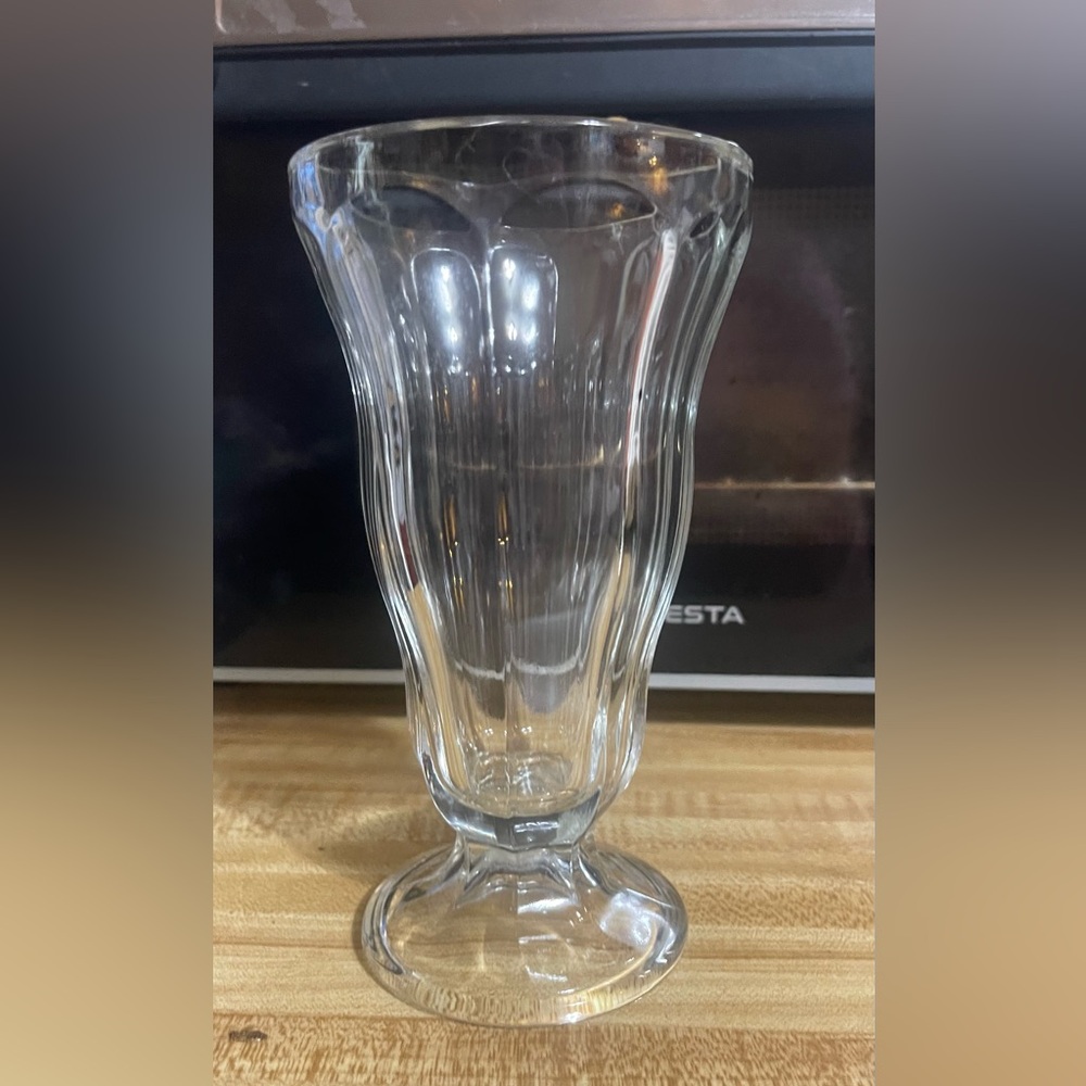 Anchor Hocking 12 oz. clear glass soda fountain tumbler.
